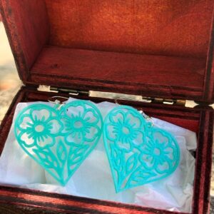 Pendientes originales con diseño de corazón calado y detalles florales azules en impresión 3D.