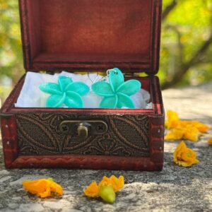 Pendientes de flor azul fabricados mediante impresión 3D, diseño elegante y ligero.
