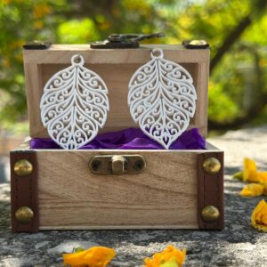 Pendientes modernos con diseño calado de hoja blanca fabricados en impresión 3D.