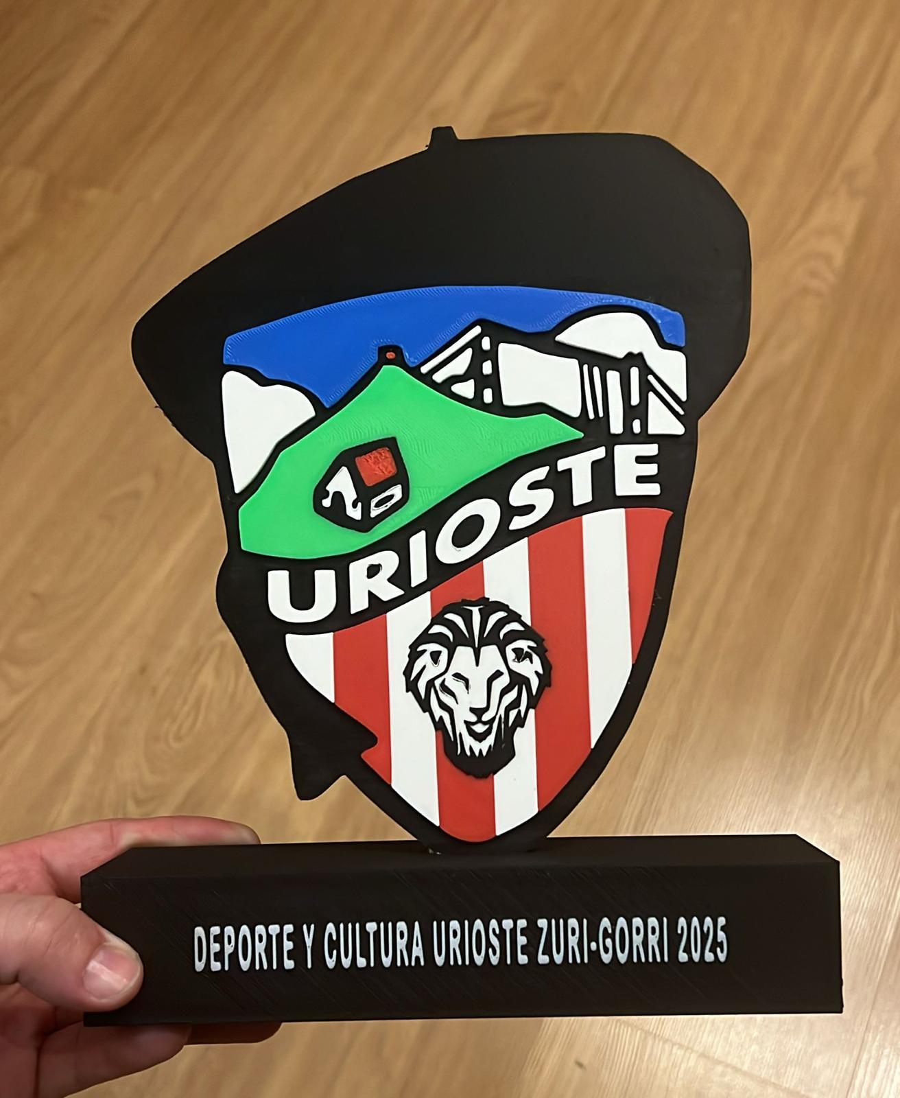 trofeo-personalizado-deporte-cultura-urioste-zuri-gorri Trofeo impreso en 3D con forma de txapela y escudo con los colores zuri-gorris y un león para Urioste.