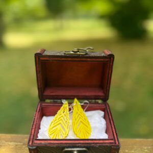 Pendientes modernos con diseño de hoja amarilla inspirados en la naturaleza fabricados mediante impresión 3D.