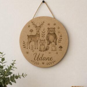 Placa de madera personalizada con nombre y animales del bosque grabados a láser para habitación infantil.